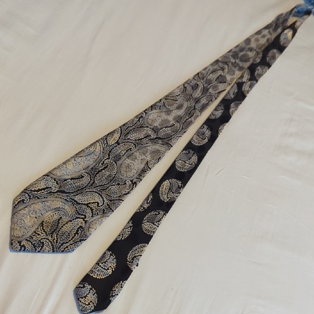 A Gianni Versace Classic. Good For Weddings Or Formal Occasions.